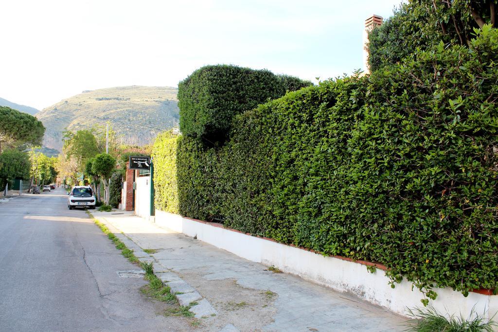 B&B Casa Chinaski Мондело Екстериор снимка