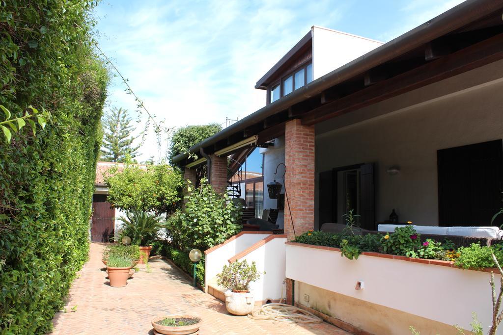 B&B Casa Chinaski Мондело Екстериор снимка