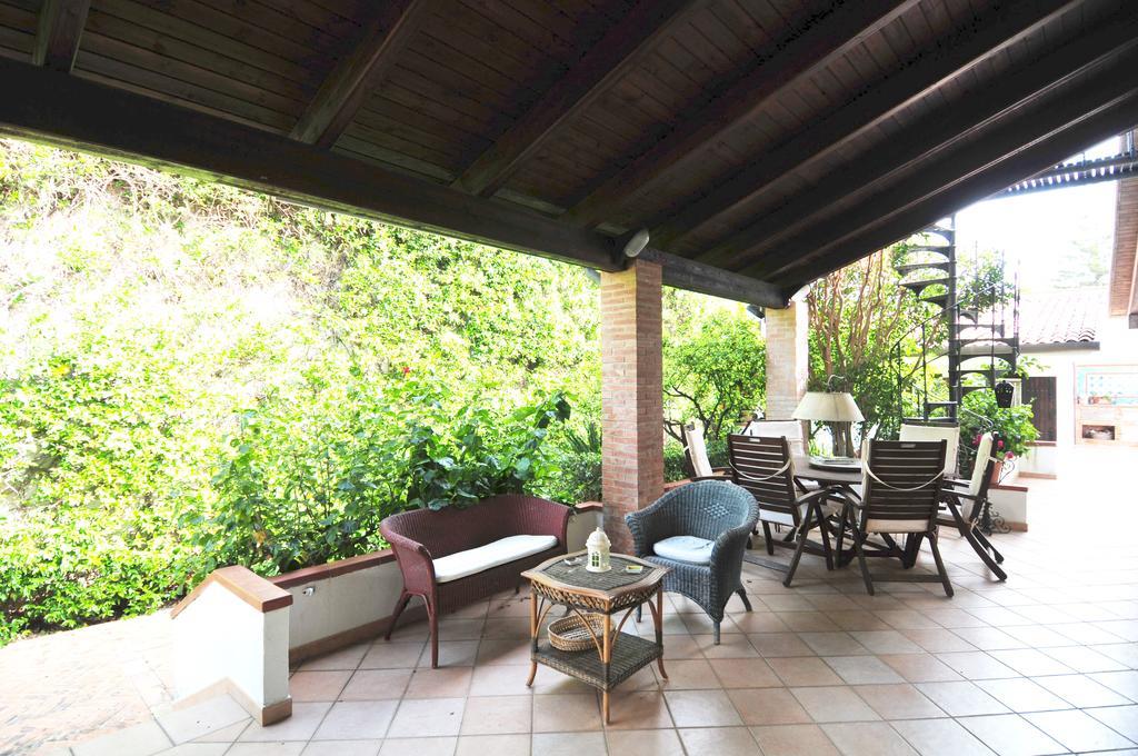 B&B Casa Chinaski Мондело Екстериор снимка