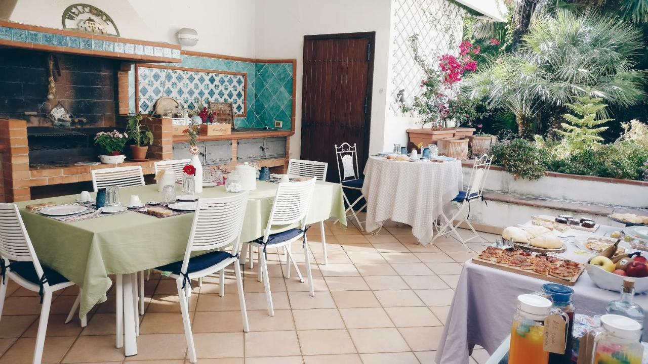 B&B Casa Chinaski Мондело Екстериор снимка